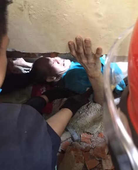 Người đàn ông bị mắc kẹt giữa 2 vách tường. Người đàn ông bị mắc kẹt giữa 2 vách tường.