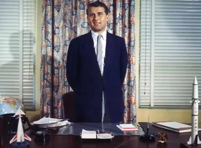 Nhà khoa học gốc Đức Wernher von Braun, người đã được đưa tới Mỹ làm việc vào khoảng năm 1946.