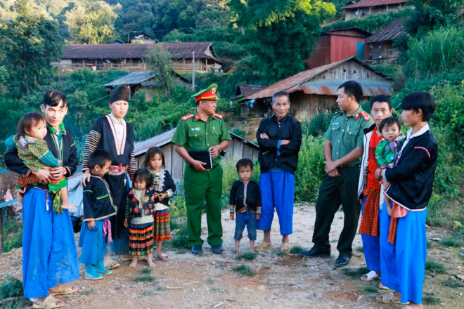 Công an xã Tà Tổng, huyện Mường Tè (Lai Châu) tuyên truyền, vận động bà con không trồng cây thuốc phiện.