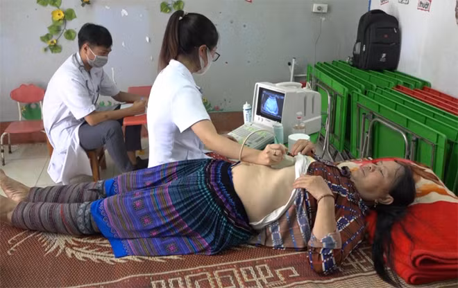 Khám chữa bệnh và cấp phát thuốc miễn phí cho người dân.