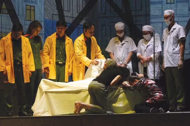 Cảnh trong vở “Vẫn sống” (năm 2019) của Nhà hát CAND. Ảnh Nguyễn Ðình Toán.