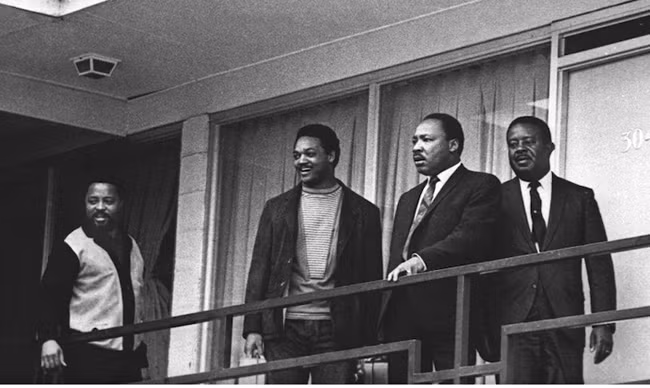 Mục sư Luther King (thứ 2 từ phải qua) trên ban công khách sạn Lorraine, 1 ngày trước khi ông bị giết. Mục sư Luther King (thứ 2 từ phải qua) trên ban công khách sạn Lorraine, 1 ngày trước khi ông bị giết.
