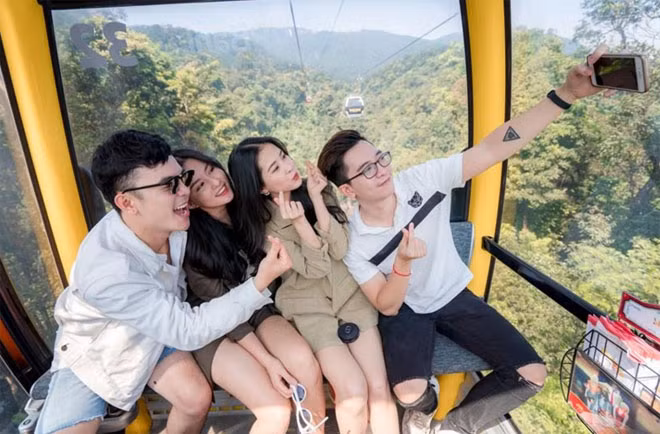 Khách đến du lịch Sun World Ba Na Hill.