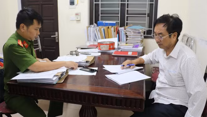 Phòng Cảnh sát kinh tế tiến hành ghi lời khai bị can Lê Văn Sơn, Giám đốc Công ty CP xây dựng Văn Sơn. Phòng Cảnh sát kinh tế tiến hành ghi lời khai bị can Lê Văn Sơn, Giám đốc Công ty CP xây dựng Văn Sơn.