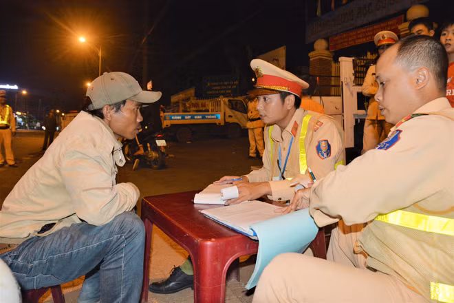 CSGT Công an tỉnh Lâm Đồng phối hợp với Công an huyện Di Linh lập biên bản một người vi phạm nồng độ cồn khi lái xe.