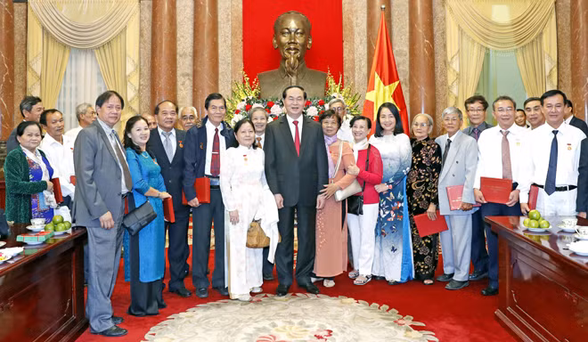 Chủ tịch nước Trần Đại Quang tiếp đoàn đại biểu cựu cán bộ - con em Điệp báo An ninh Khu Sài Gòn - Gia Định tại Phủ Chủ tịch (ngày 4/4/017). Người đứng hàng đầu, ngoài cùng bên trái là con trai ông Nguyễn Như Trình.