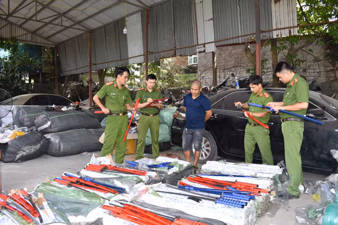 Lực lượng Công an kiểm tra tang vật trong vụ vận chuyển hàng hoá không có hoá đơn chứng từ trị giá gần 1 tỷ đồng.