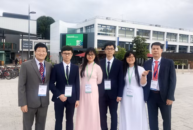 Phó Giáo sư Mai Sỹ Tuấn (ngoài cùng bên trái) cùng các em học sinh dự thi Olympic Sinh học Quốc tế 2017 tại Vương quốc Anh. Phó Giáo sư Mai Sỹ Tuấn (ngoài cùng bên trái) cùng các em học sinh dự thi Olympic Sinh học Quốc tế 2017 tại Vương quốc Anh.