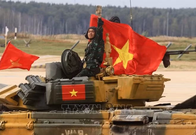 Với màn thi đấu ngoạn mục, kíp xe tăng số 3 mang về chiến thắng và niềm tự hào cho cổ động viên Việt Nam ngày 4/9. Ảnh: TTXVN.
