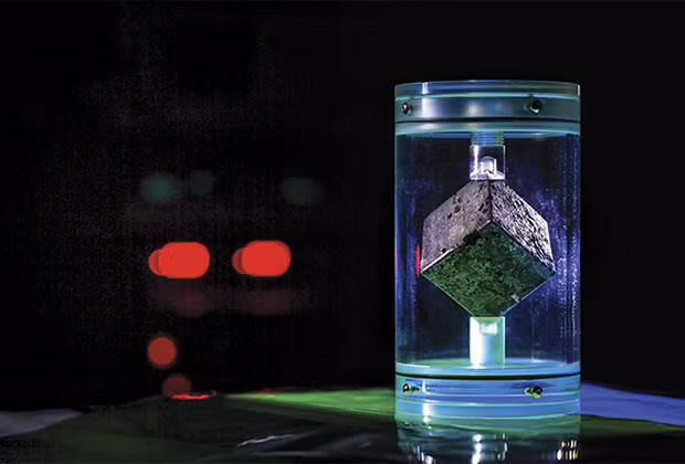 Khối lập phương uranium được trưng bày tại Trường đại học tổng hợp Maryland.