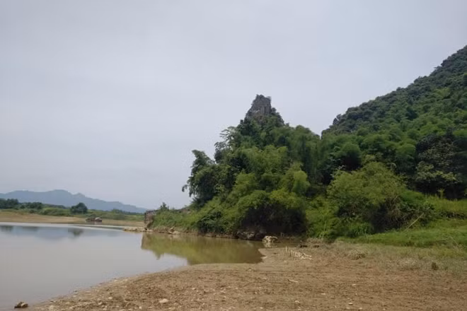 Bến sông và núi Bàn Thề ở làng Miềng.