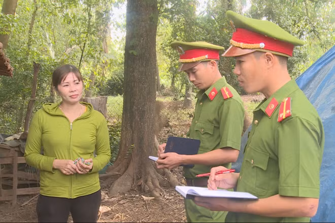 Công an xã Mỹ Phong thăm hỏi người dân, nắm tình hình địa bàn.