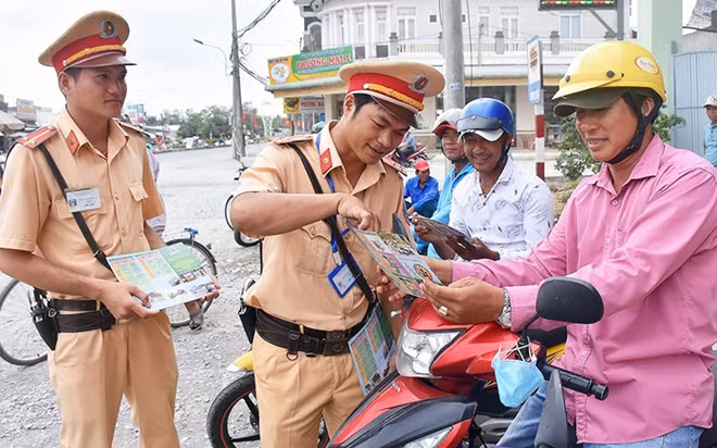 Cán bộ CSGT tuyên truyền Luật giao thông tới người dân.