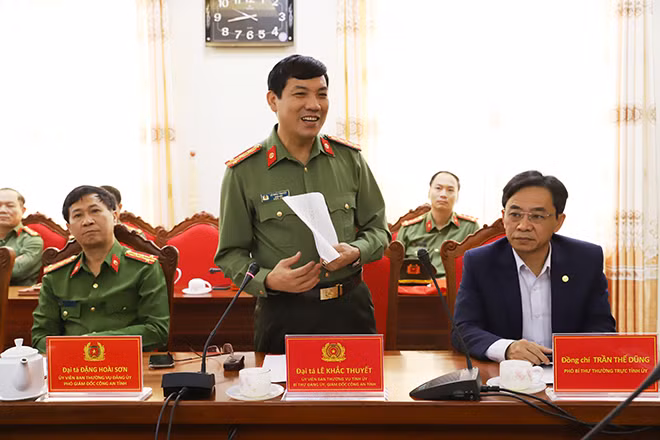 Đại tá Lê Khắc Thuyết Giám đốc Công an tỉnh Hà Tĩnh báo cáo kết quả của Công an Hà Tĩnh trong thời gian qua.