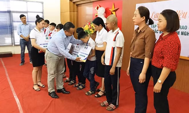 Các phần quà là sự động viên to lớn mà Tập đoàn CEO đã dành cho các em học sinh kém may mắn của huyện Vân Đồn.