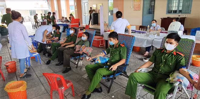 Cán bộ chiến sỹ Công an huyện An Minh tham gia hiến máu sáng ngày 15/4. Cán bộ chiến sỹ Công an huyện An Minh tham gia hiến máu sáng ngày 15/4.