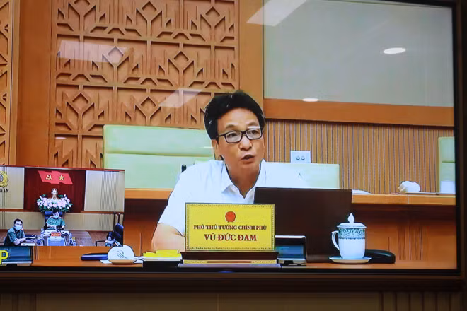 Phó Thủ tướng Vũ Đức Đam, Trưởng BCĐ quốc gia phòng chống dịch phát biểu tại cuộc họp.