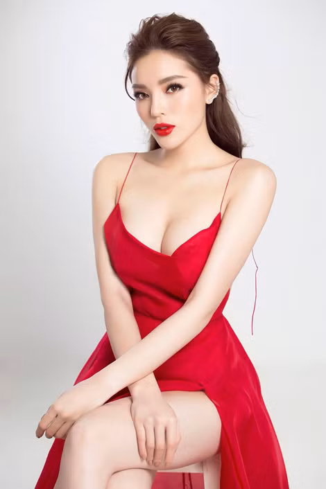 Kỳ Duyên từng đứng trước làn sóng dữ dội vì loạt hành động được cho là không phù hợp với một hoa hậu.