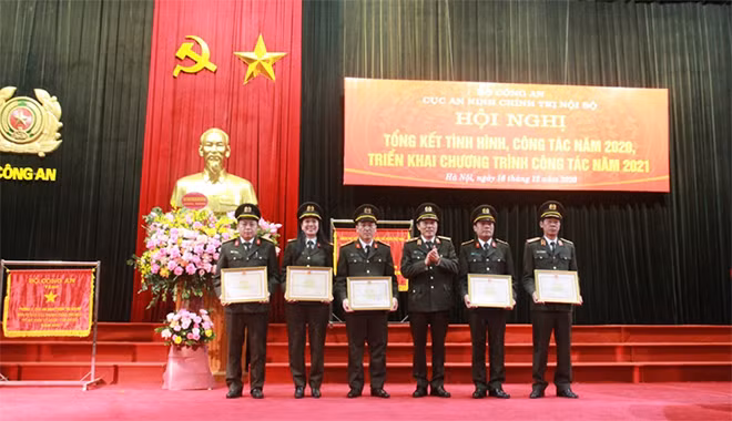 Thứ trưởng Lương Tam Quang trao Bằng khen của Bộ Công an cho các cá nhân. Thứ trưởng Lương Tam Quang trao Bằng khen của Bộ Công an cho các cá nhân.