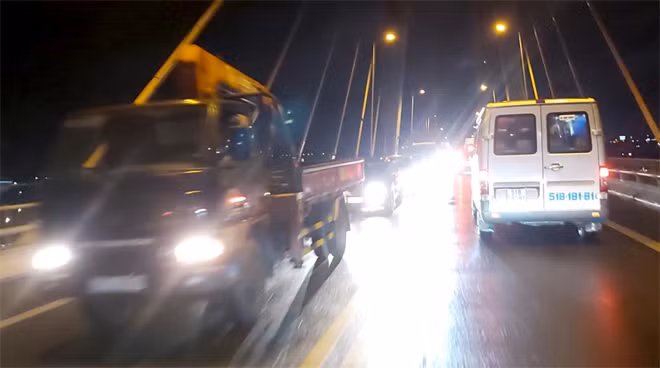 Phương tiện ùn ứ kéo dài trên đường sau các vụ tai nạn xảy ra.
