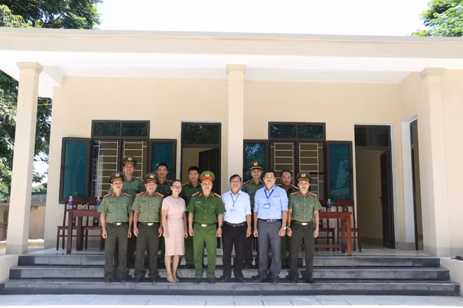 Đại diện Công an tỉnh, Công an huyện Quế Phong, chính quyền địa phương cùng các đơn vị liên quan chụp ảnh lưu niệm cùng Công an xã Quang Phong tại trụ sở mới.