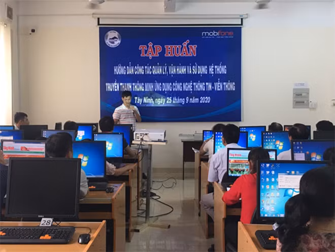 Một buổi tập huấn, hướng dẫn và chuyển giao công nghệ của MobiFone dành cho lực lượng cán bộ truyền thanh cơ sở tại Tây Ninh. Một buổi tập huấn, hướng dẫn và chuyển giao công nghệ của MobiFone dành cho lực lượng cán bộ truyền thanh cơ sở tại Tây Ninh.