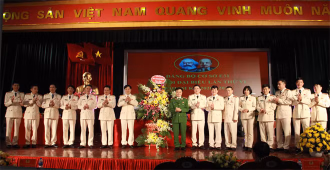 Trung tướng Phạm Quốc Cương chúc mừng Ban Chấp hành Đảng bộ Trung đoàn Cảnh sát bảo vệ mục tiêu chính trị, kinh tế, văn hoá xã hội, khoa học – kỹ thuật nhiệm kỳ 2020-2025.