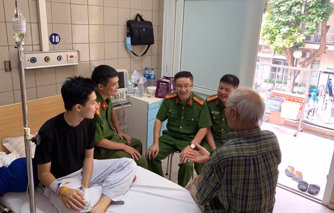 Các đồng chí trong Đội Cảnh sát PCCC&CNCH Ba Đình đến thăm cháu Giang tại bệnh viện sau khi cháu được cứu sống. Ảnh: FB Thanh Viet Nguyen.