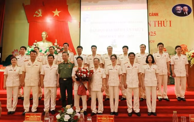 Bộ trưởng Tô Lâm chụp ảnh lưu niệm với Ban chấp hành Đảng bộ nhiệm kỳ 2020-2025.