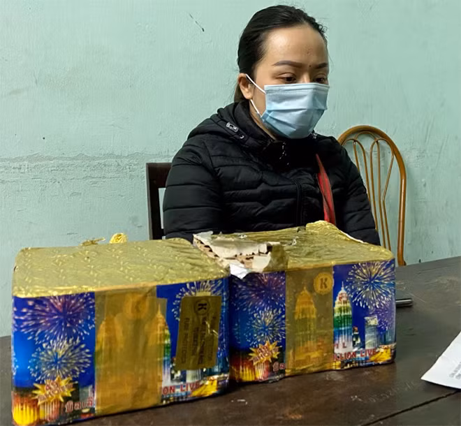 Trương Thị Huyền cùng tang vật.