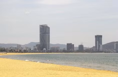 Một bãi biển tại Qui Nhơn vắng khách.