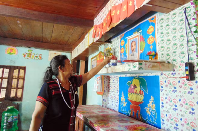 Bà Coor Lắc thắp hương tưởng nhớ Bác Hồ. Bà Coor Lắc thắp hương tưởng nhớ Bác Hồ.