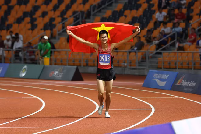 Dù bị chơi xấu, Dương Văn Thái vẫn vượt lên giành HCV thứ 2 tại SEA Games 30 với cự ly 800m. Trước đó anh đã bảo vệ thành công tấm HCV cự ly 1.500m của SEA Games 29. Ảnh: Đàm Duy.