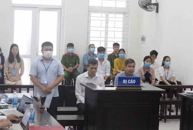 Ba bị cáo (hàng trên) tại phiên xử.