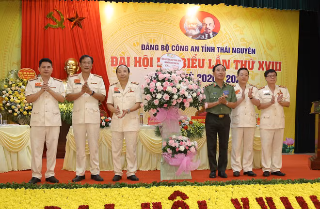 Đồng chí Trần Quốc Tỏ Ủy viên Trung ương Đảng, Thứ trưởng Bộ Công an tặng hoa chúc mừng Đại hội.
