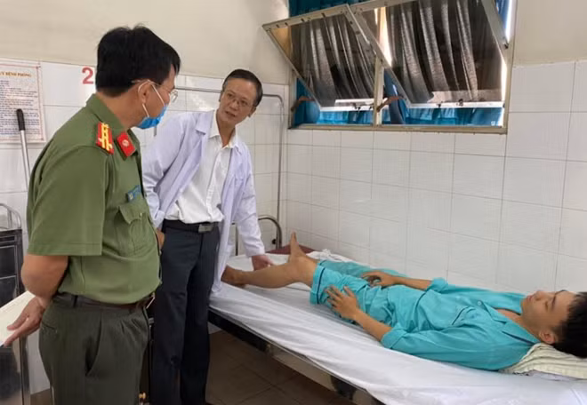 Đồng chí Giám đốc Công an tỉnh Đắk Nông trao đổi với Bác sỹ Bệnh viện 30/4 về tình hình sức khỏe của Thiếu úy Nguyễn Mạnh Hùng.
