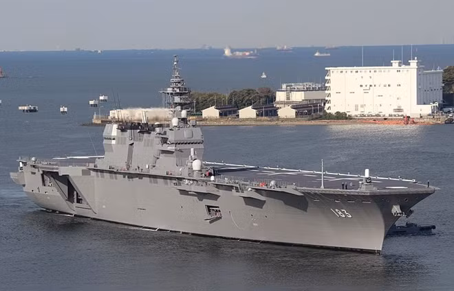 Một chiếc tàu trực thăng vận lớp Izumo.