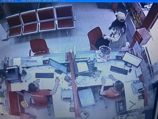 Hình ảnh từ camera khi Phùng Thị Thắng bước vào quầy giao dịch của ngân hàng.