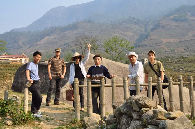 Tác giả cùng họa sĩ Tô Ngọc Thành và nhóm phóng viên trước Bãi đá cổ Sa Pa. Tác giả cùng họa sĩ Tô Ngọc Thành và nhóm phóng viên trước Bãi đá cổ Sa Pa.