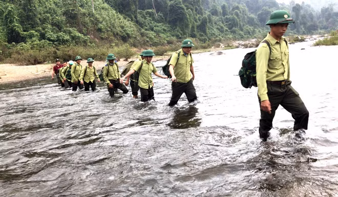 Lực lượng bảo vệ rừng chuyên trách phối hợp với Kiểm lâm Khu bảo tồn thiên nhiên Sông Thanh tuần tra bảo vệ rừng.