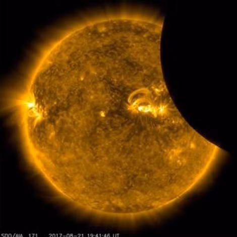 Mặt Trăng di chuyển qua phía trước Mặt Trời - Ảnh chụp từ vệ tinh Solar Dynamics Observatory của Cơ quan Hàng không và Vũ trụ Mỹ (NASA). Mặt Trăng di chuyển qua phía trước Mặt Trời - Ảnh chụp từ vệ tinh Solar Dynamics Observatory của Cơ quan Hàng không và Vũ trụ Mỹ (NASA).