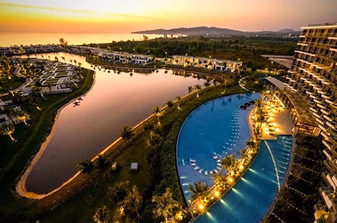 Vẻ đẹp nên thơ, tuyệt sắc của Mövenpick Resort Waverly Phú Quốc khi đón hoàng hôn.