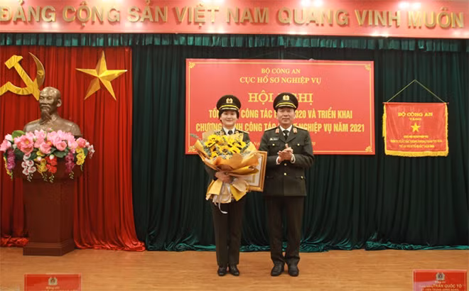 Thứ trưởng Trần Quốc Tỏ trao Băng và huy hiệu 30 năm tuổi Đảng cho Thiếu tướng Ngô Thị Hoàng Yến.