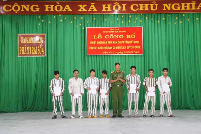 Công bố và trao các quyết định giảm thời hạn chấp hành án phạt tù và tha tù trước thời hạn có điều kiện.