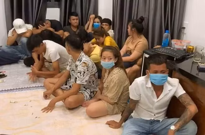 Một số đối tượng trong số 56 nam, nữ tụ tập sử dụng ma túy đã bị cơ quan công an phát hiện