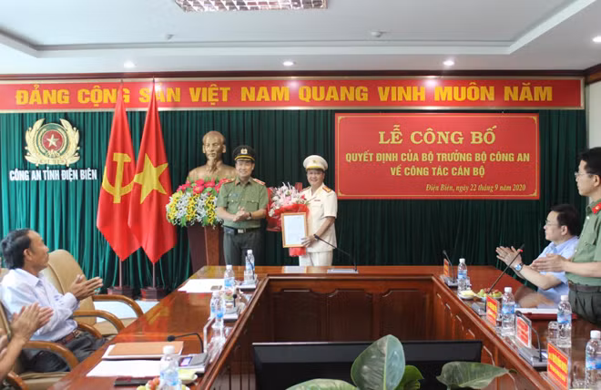 Thứ trưởng Lê Tấn Tới trao quyết định bổ nhiệm chức vụ Phó Giám đốc Công an tỉnh cho Thượng tá Giàng Páo Sính.