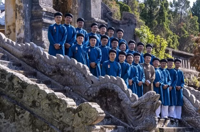Áo dài ngũ thân được cán bộ, công chức Sở Văn hóa - Thể thao tỉnh Thừa thiên-Huế mặc vào thứ hai đầu mỗi tháng.