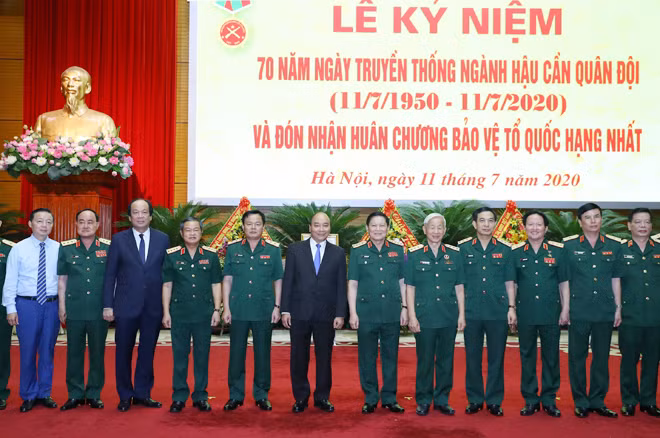 Thủ tướng Nguyễn Xuân Phúc, Bộ trưởng Bộ Quốc phòng Ngô Xuân Lịch và các đại biểu tại Lễ kỷ niệm. Ảnh: TTXVN