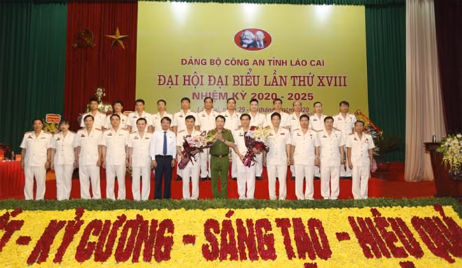 Thứ trưởng Lê Quốc Hùng và đồng chí Đặng Xuân Phong tặng hoa, chúc mừng ban chấp hành Đảng bộ Công an tỉnh Lào Cai nhiệm kỳ 2020-2025.
