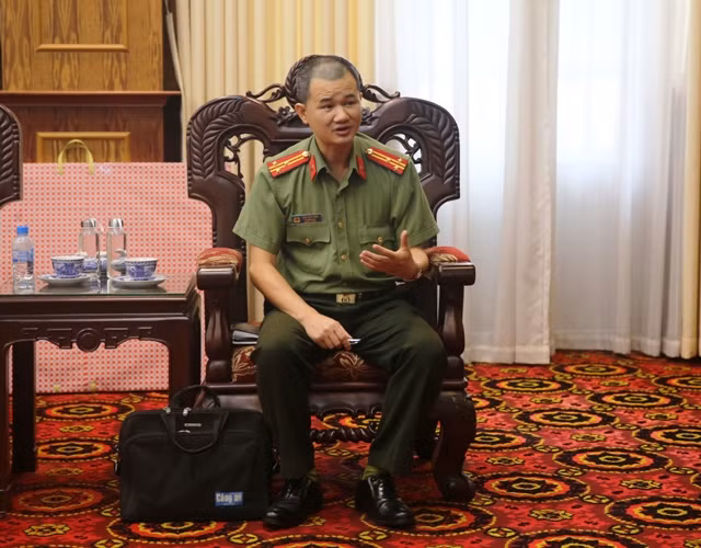 Thượng tá Trần Duy Hiển, Trưởng Ban Báo điện tử CAND phát biểu tại buổi làm việc.